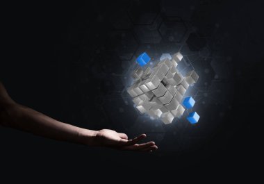 Yeniliğin sembolü olarak insan eli küp figürüne yakın olmak. Karışık ortam.