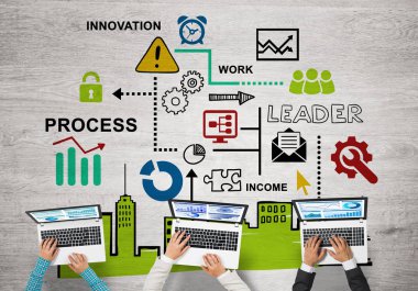 Ellerinde cihazlar bulunan üç kişilik bir grup iletişim ve ağ oluşturma sembolü olarak birlikte çalışıyor.