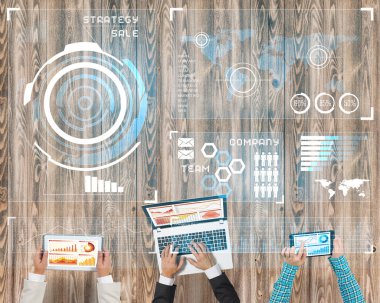 Ellerinde cihazlar bulunan üç kişilik bir grup iletişim ve ağ oluşturma sembolü olarak birlikte çalışıyor.