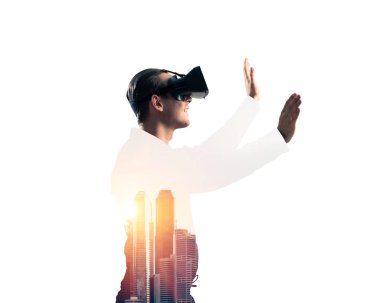 Sanal gerçeklik kulaklığı olan genç bir adam ya da şehrin arka planında 3 boyutlu gözlüklü.