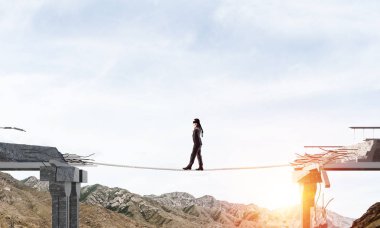 Yürüyüş işadamı bridge uygulamasında büyük uçurum ipi üzerinde gizli tehditler ve riskler sembolü olarak gözleri. Hava ve doğa arka planda görüntüleyin. 3D render.