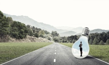 Ampul asfalt yolda içinde hapsolmuş genç iş kadını