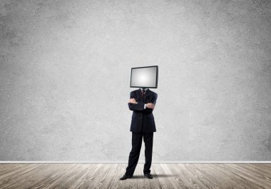 Arka plan üzerinde duran gri Duvar ile boş oda içinde işadamı Tv ile takım baş silah tutmak yerine geçti.