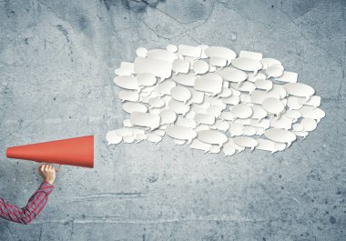 Bir kadının kâğıt borazanla anons yapması.