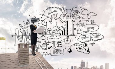 Evin çatısında baş durmak yerine kamerayla zum yapan yüzsüz iş kadını.