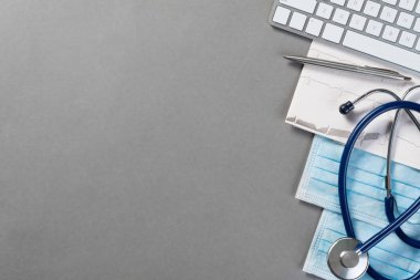 Gri yüzeyi tıbbi öğeleri yüksek açı çekim
