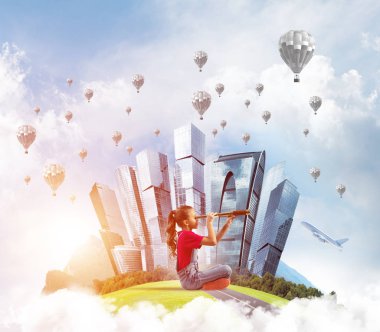 Şehrin yüzen adasında dürbünle bakan tatlı bir kız.