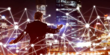 İşadamı gece cityscape sosyal bağlantı medya kavramı ile çalışma karşı arkadan görünüm