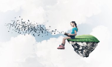 Gökyüzü adasında yüzen tatlı gülümseyen genç kız kitap okuyor.