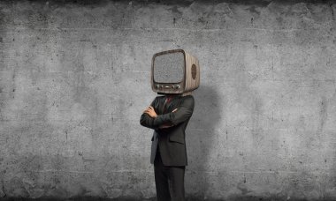 Arka plan üzerinde duran gri karanlık Duvar ile boş oda içinde iş başına silah tutmak yerine eski Tv ile takım elbiseli adamı geçti.