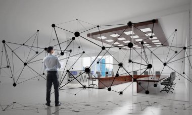 Modern ofis içi ve sosyal bağlantı kavramındaki zarif iş adamı. Karışık ortam