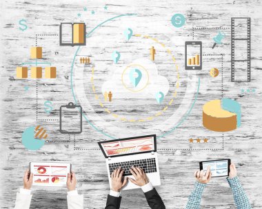 Ellerinde cihazlar bulunan üç kişilik bir grup iletişim ve ağ oluşturma sembolü olarak birlikte çalışıyor.