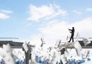 Kağıtları kocaman bir boşluk ile beton köprü üzerinde gizli tehditler ve riskler sembolü olarak uçan arasında blindfolded yürüyüş iş adamı. Cityscape görünümü arka plan üzerinde. 3D render.