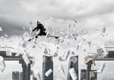 İş kadını beton köprü gazetelerde zorlukların üstesinden sembolü olarak uçan ile gap üstünden atlayarak. Cityscape arka plan üzerinde. 3D render.