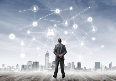 Modern şehir manzarası ve bağlantı konseptine bakan işadamlarının arka planı