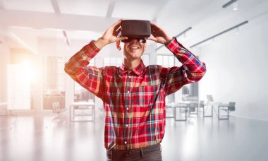Sanal gerçeklik kulaklık veya 3d gözlük odasında oyun oynama ile genç adam