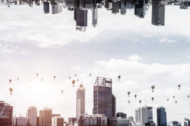 İki modern kentsel dünya baş aşağı birbirine aerostats gökyüzü arka plan üzerinde uçan ile bulunan soyut görüntüsü. Duvar kağıdı, zemin ile boşaltmak.