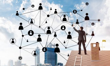 Delikanlı çatıda dikiliyor ve bağlantı hatları çiziyor. Karışık ortam