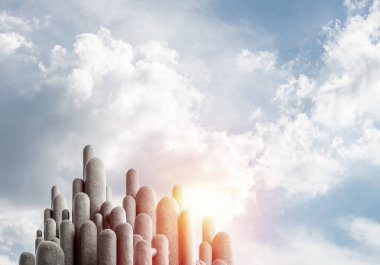 Açık havada, arka planda güzel manzaralı yüksek ve büyük taş sütunların görüntüsü. Duvar kağıdı, telif alanı olan arkaplan.