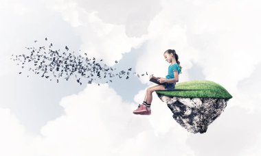 Gökyüzü adasında yüzen tatlı gülümseyen genç kız kitap okuyor.