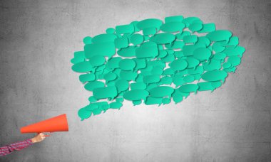 Bir kadının kâğıt borazanla anons yapması.