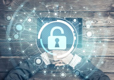 Tabletle ahşap masada oturan iş kadınının en iyi görüntüsü.