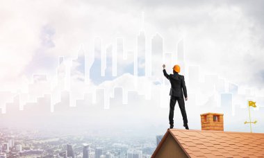 Mühendis, evinin çatısına geri döndü ve şehri çiziyor. Karışık ortam