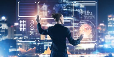 Sanal panel ve gece şehir vasıl geçmiş çalışma iş kadını arkadan görünüm