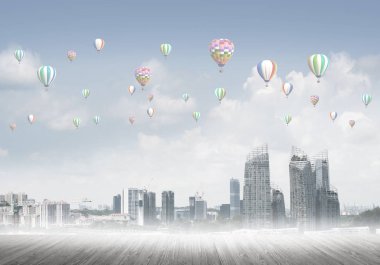 Sis ve balon gökyüzünde modern cityscape gökdelenler ve Binalar ile kaplı