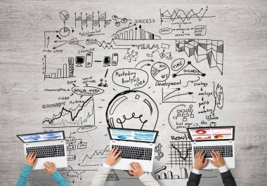 Ellerinde cihazlar bulunan üç kişilik bir grup iletişim ve ağ oluşturma sembolü olarak birlikte çalışıyor.