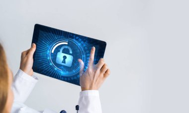 Doktorun elinde asma kilit olan tablet bilgisayar aygıtı