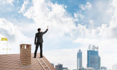 Genç bir marker ile arka ile ayakta adam. Karışık teknik