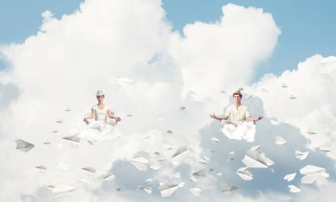 Genç çift gözleri koruma kapalı ve seyir kağıt uçaklar hava bulutlu gökyüzü ile arka plan üzerinde uçan arasında meditasyon sırasında konsantre.