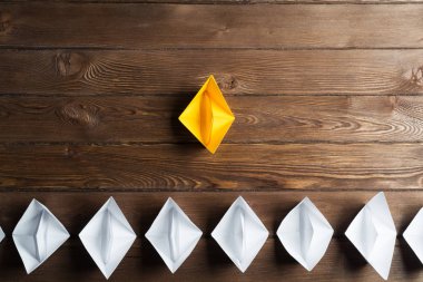 Tahta masadaki origami tekneleri.