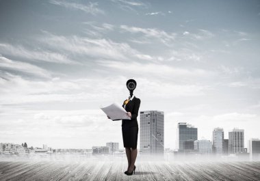 Meçhul işkadını fotoğraf makinesi ile vınlamak baş cityscape arka plan yerine