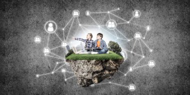 ECO konsepti yüzen ada ve üzerinde kitap oturan çocuklar.