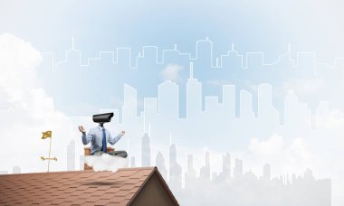 Nilüfer duruşu yapmak yerine kamerayla zum yapan yüzü olmayan bir iş adamı.