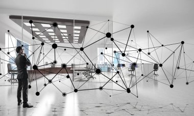 Modern ofis içi ve sosyal bağlantı kavramındaki zarif iş adamı. Karışık ortam