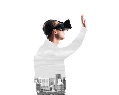 Sanal gerçeklik kulaklığı olan genç bir adam ya da şehrin arka planında 3 boyutlu gözlüklü.