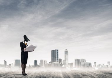 Meçhul işkadını fotoğraf makinesi ile vınlamak baş cityscape arka plan yerine