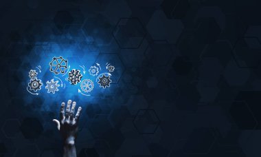 İş adamının eli dişli mekanizmasını işaret ediyor.