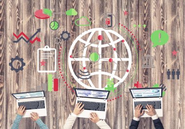 Ellerinde cihazlar bulunan üç kişilik bir grup iletişim ve ağ oluşturma sembolü olarak birlikte çalışıyor.