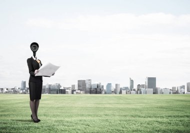 Zarif bir iş kadını kafasında değil, elinde kağıtlar ve kamerayla dışarıda.