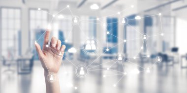 Ekranda iş kadını el ele tutuşması konseptini kapat