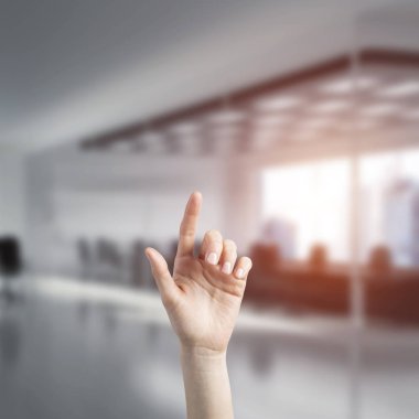 Kadın elinin dokunduğu ekranı parmak ve ofisin arka planında kapat