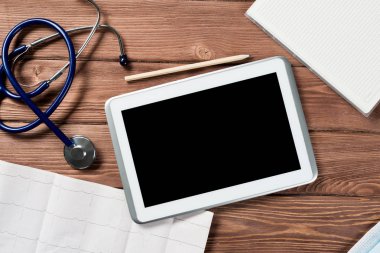 Tablet ve tıbbi öğeler ahşap masa üzerinde yüksek açı çekim