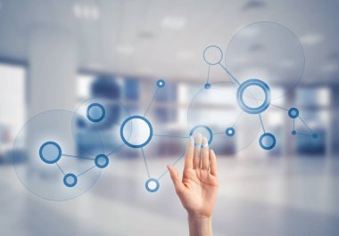 Kadın eli tıp konseptiyle medya ekranının simgesine dokunuyor