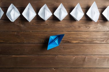 Tahta masadaki origami tekneleri.