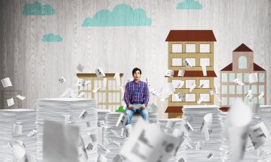 Belgeleri arka plan üzerinde kabataslak cityscape manzaralı uçan arasında casual giyim oturuşta çekici bir adam. Karışık teknik.