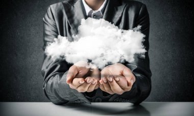 İş kadını closeup uygun arka plan koyu duvara elleriyle sunan beyaz bulut.